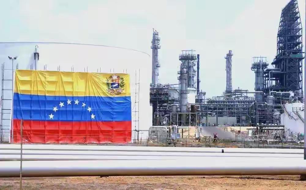 美印这波石油贸易的博弈，说白了就是各打各的小算盘，谁都没真心想兑现承诺。特朗普拿