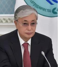 哈萨克斯坦根本不是把"摇摆"玩明白了，而是玩砸了，现在急得团团转，就是为自己的贪