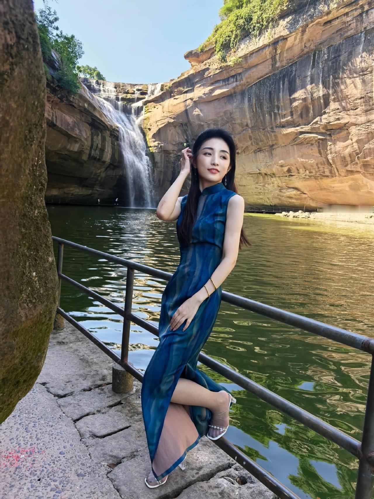 蓝绿色调无袖旗袍｜古典与现代交织