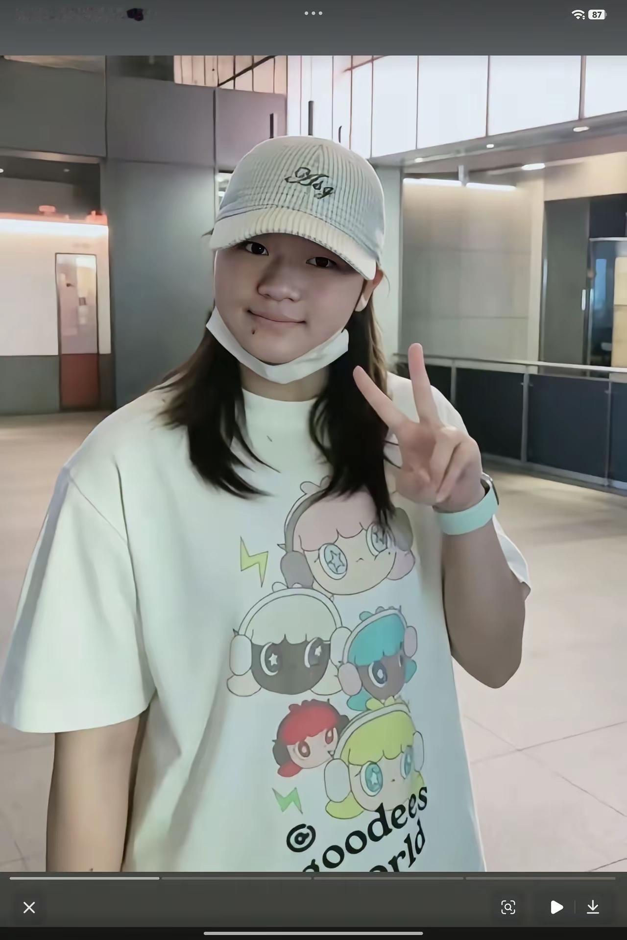 刷到全红婵私下的照片，直接被她圈粉！被一群粉丝围着合影，她半点架子都没端，特意