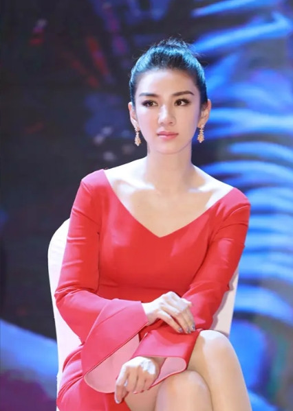 2020年筹拍《繁花》时，王家卫邀请黄奕出演。黄奕问:“拍多久？”王家卫说:“不