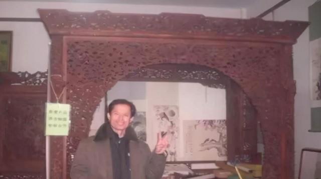 福建有个家伙花了2000万买了张皇帝睡过的龙床，结果专家一看，说这玩意儿价值连城