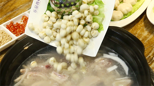 椰子鸡火锅必点菜:野生珍珠马蹄,口感与大颗的马蹄完全不同,没有那么