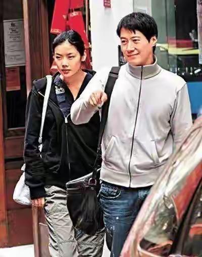 图二黎明的绿帽子和图三乐基儿的绿帽子是同款的，他们在一起的那会应该是有情侣帽子的