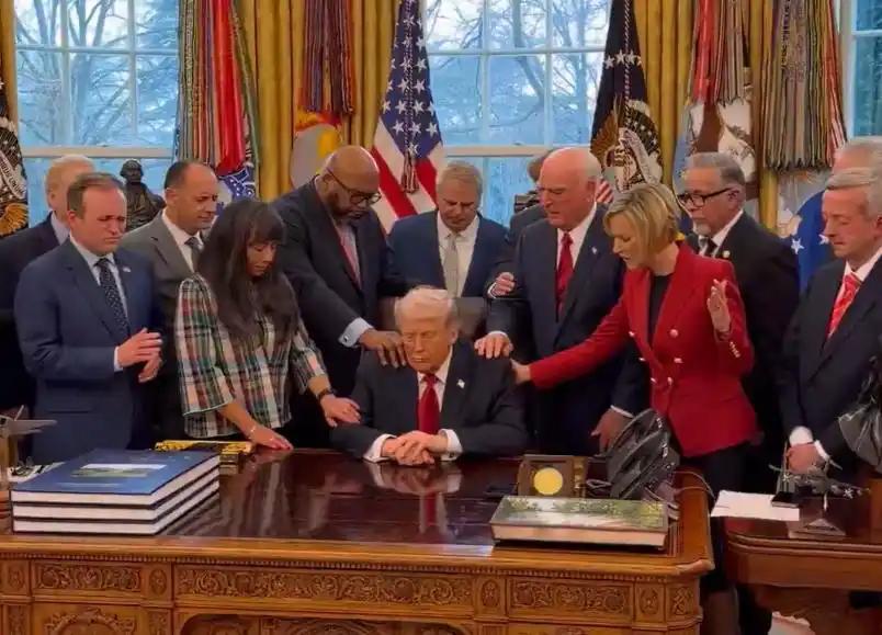 懂王白宫开坛做法，中国网友集体飞升这几天，特朗普就在白宫那个著名的椭圆形办公室