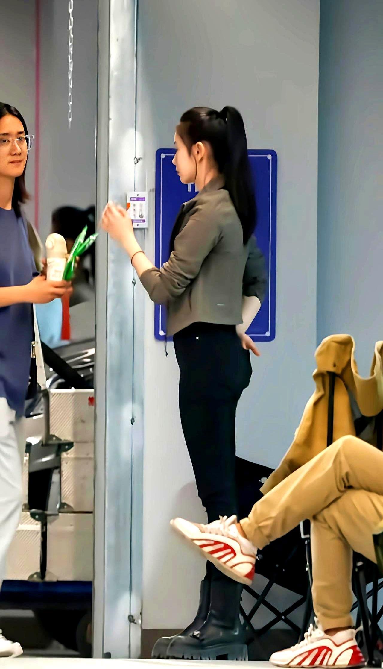 春晚镜头扫过，递水小哥衣服绷紧，一身肌肉硬得像铁板。刘浩存跳得轻盈，身边助理黑