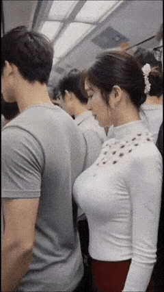 看到这个女孩子不甚雅观的动作……自古便有迢迢淑女，君子好求之说！但凡接受高等教