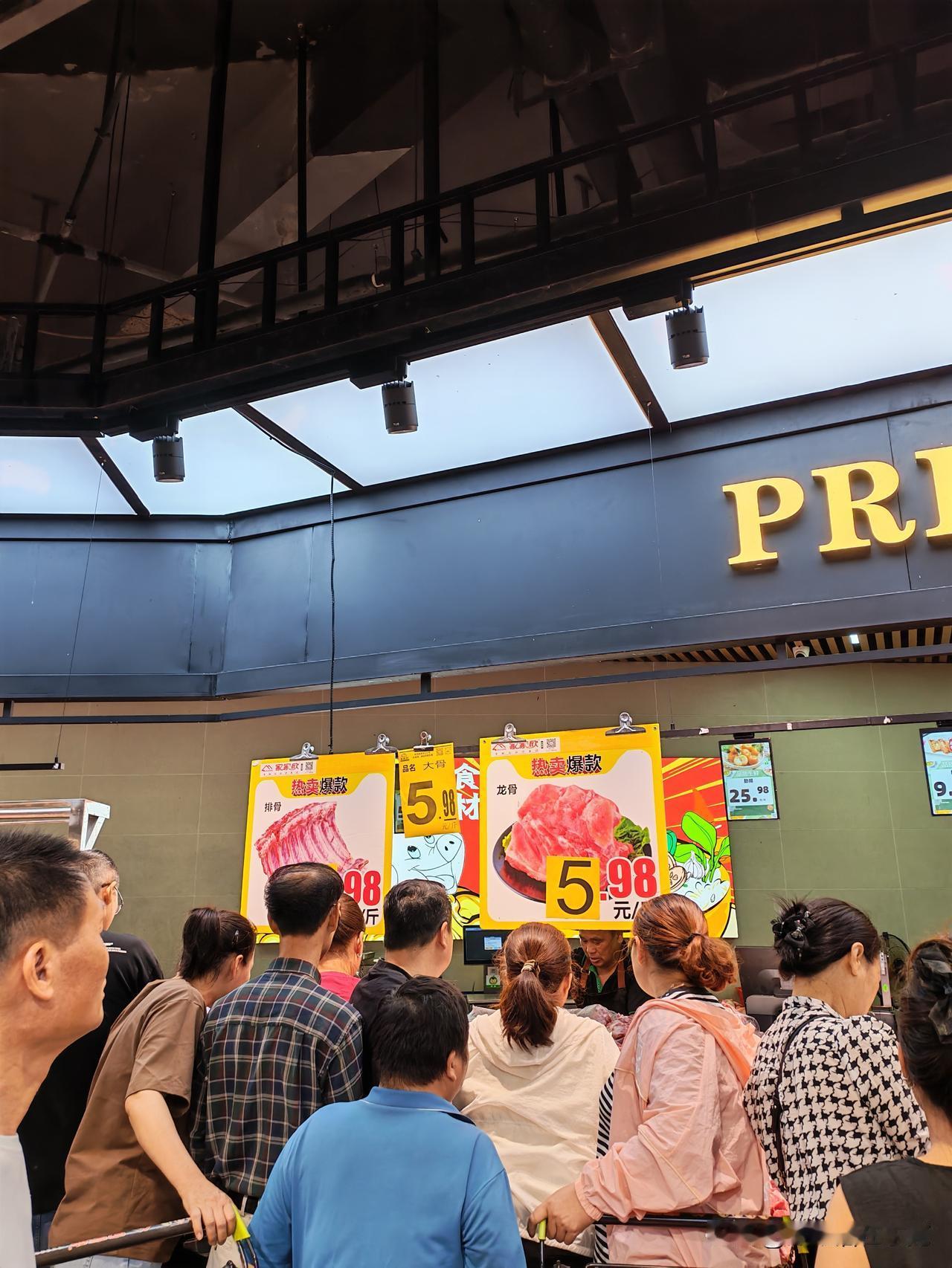 今天早上八点多去超市买菜，我以为我起的早呢？我来到肉类区，看到猪肉超级便宜，有2