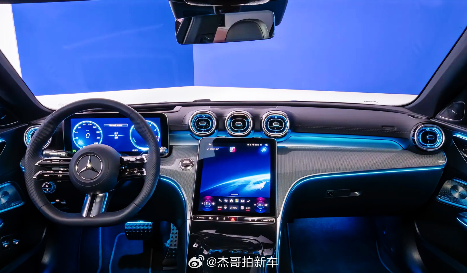 它迎来了其历史上“全面的一次技术升级”。2027款中期改款奔驰C级，新...
