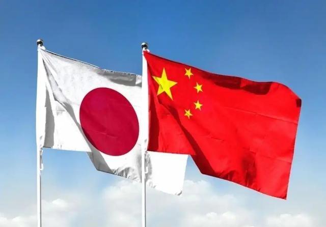 现在才算彻底明白：中日闹得再凶，钓鱼岛上那座灯塔也绝对碰不得。东海上的风浪，从