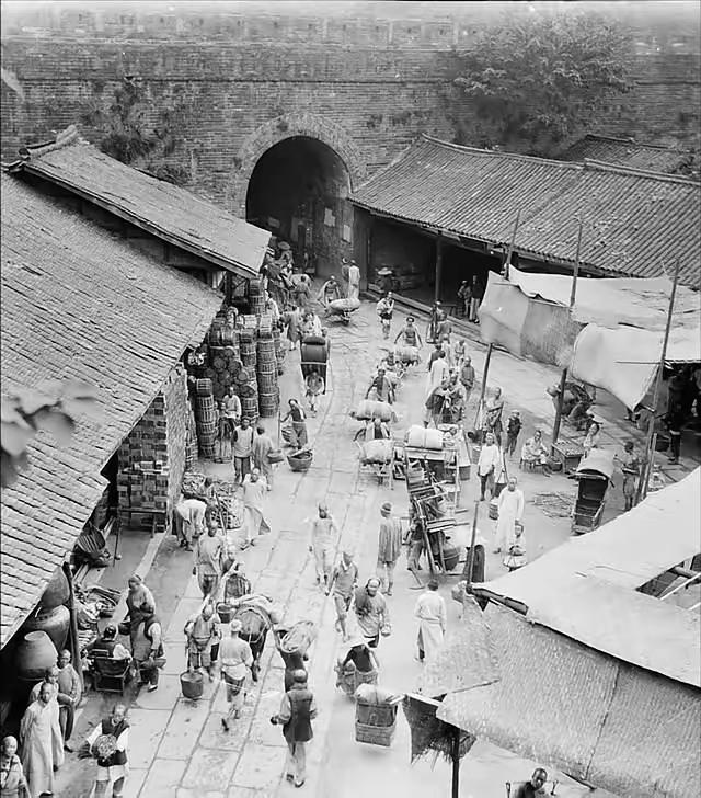 1949年，太原解放前，10个特务刚杀了一批地下党员，正在喝酒庆祝。可特务不知道