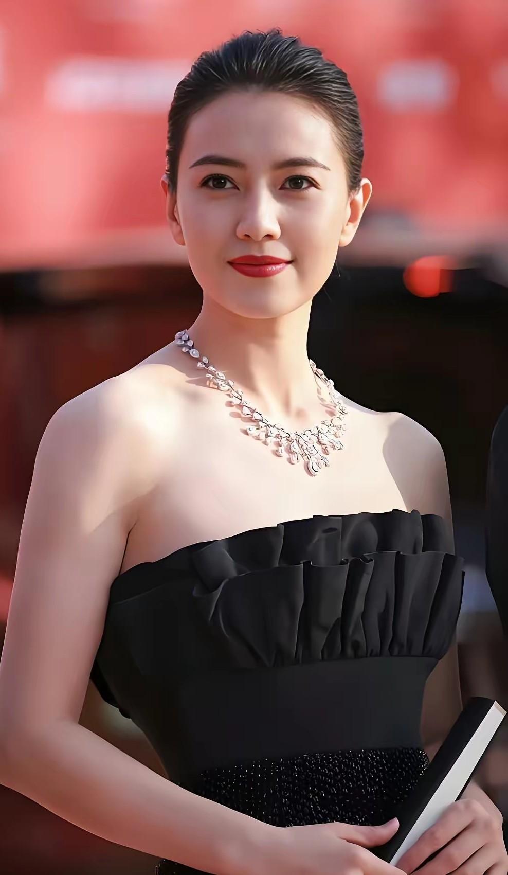 高圆圆为什么能成为大众情人，男人心中的最完美的女人形象，是个男人都想娶到这样一位