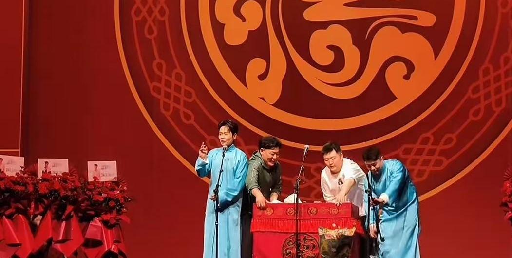 合伙戏耍孟鹤堂，要被陶阳、尚九熙太搞笑了！在乌鲁木齐演出，孟鹤堂想展示一下德云社