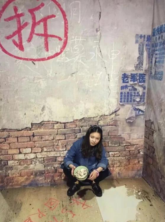 相亲刚加上好友，对方直接发来这张照片，墙上大大的红色“拆”字格外醒目。蹲在老旧