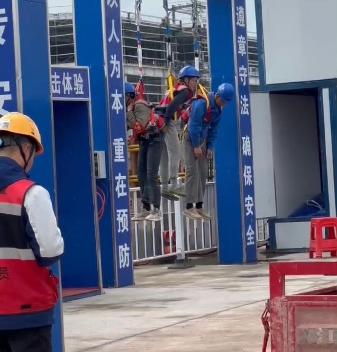 大哥你低头干嘛？