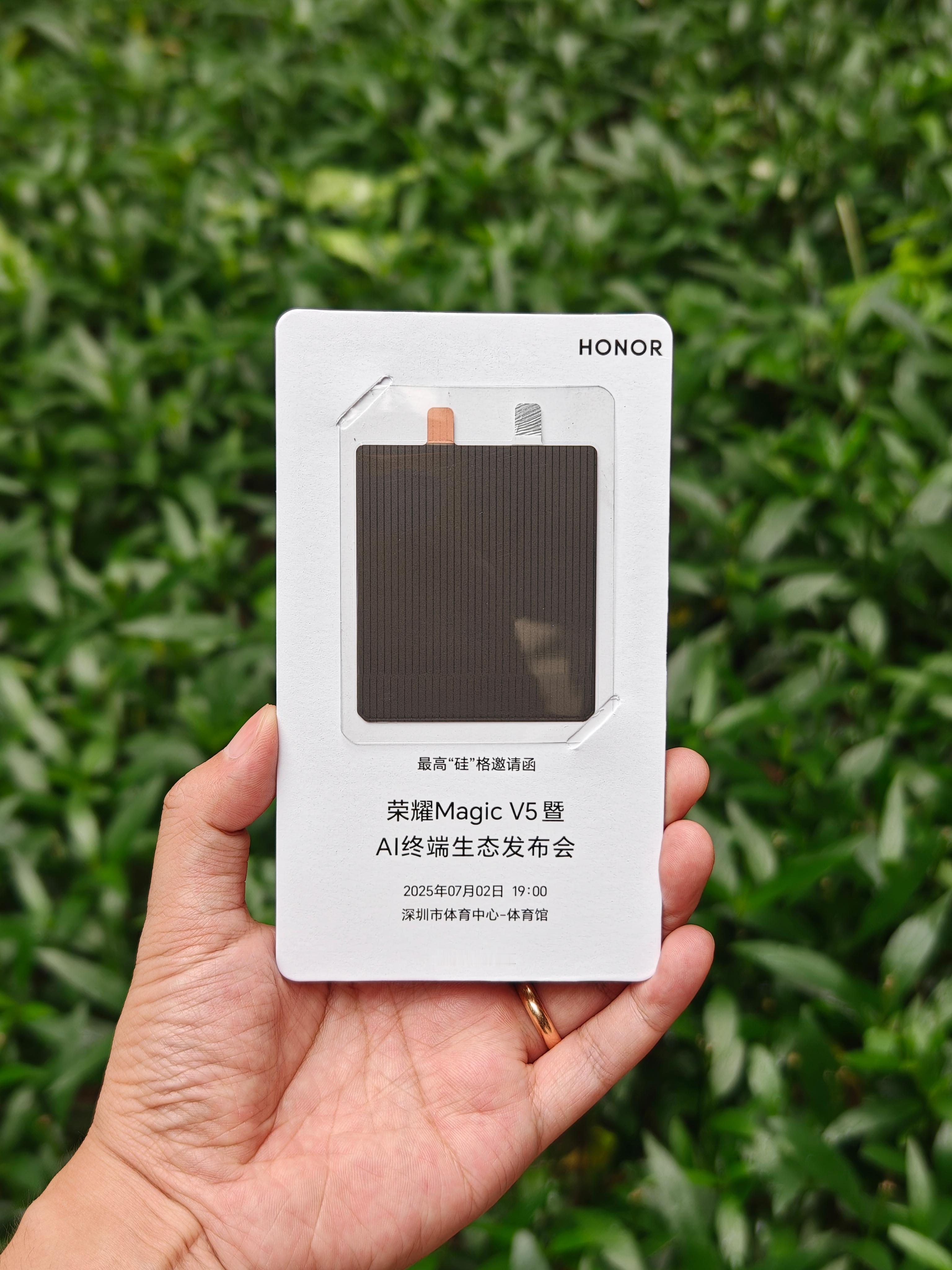 收到荣耀MagicV5的邀请函啦，果然是最高硅格！看这青海湖刀片电池，太薄了吧