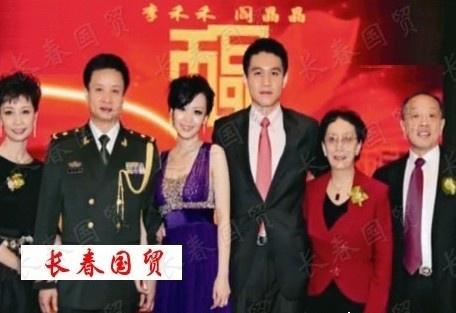 阎晶晶与李禾禾的暖心日常很多人最初认识他们，只看见两家耀眼的家世。一位是歌