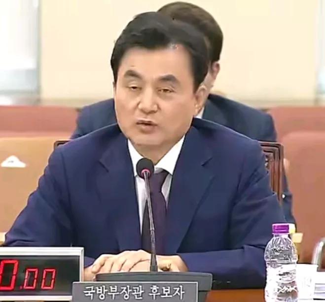 韩联社报道，当地时间14日，韩国国防部长安圭伯证实，在韩美峰会签署的一系列合作文