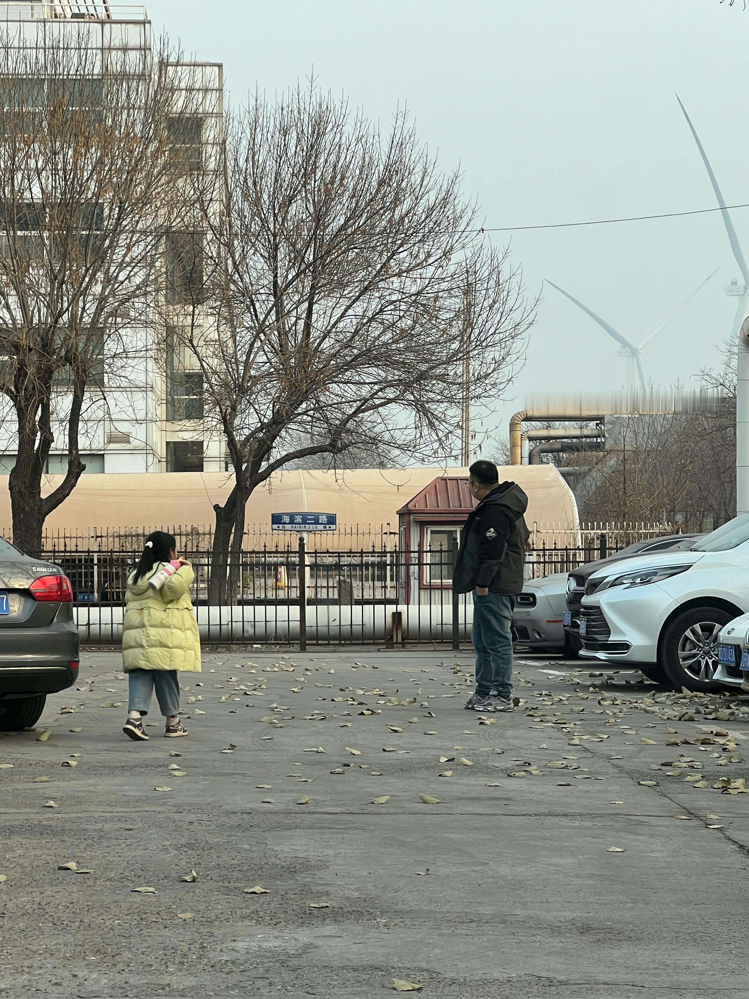 我朋友带姑娘来我这里溜达他姑娘问“爸爸，他这个车声音怎么这么大”我朋友“姑娘，以