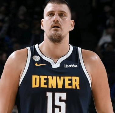 约基奇三双，掘金主场大胜太阳。NBA常规赛，掘金主场迎战太阳，约基奇是轻描淡写的