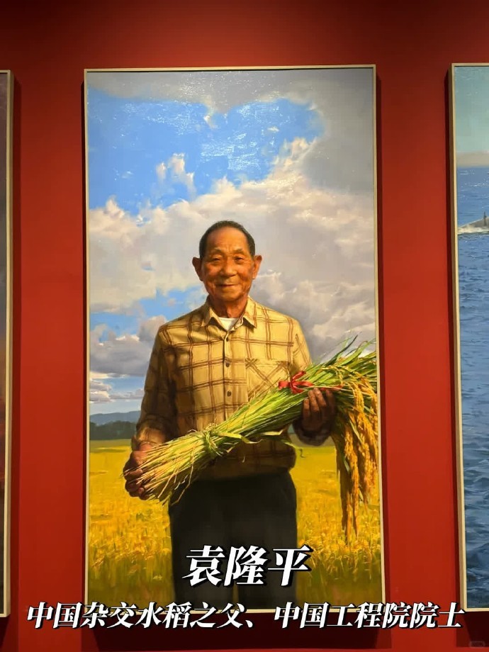 在中国共产党历史展览馆中，一幅幅油画生动地展现了共和国勋章获得者的风采：他们不仅