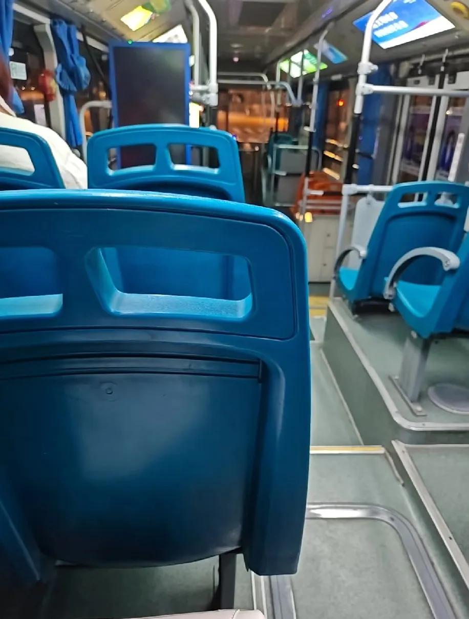 现在公交咋这么“空”了？坐标陕西，昨晚高峰点挤公交，一上车直接惊了蓝椅子空