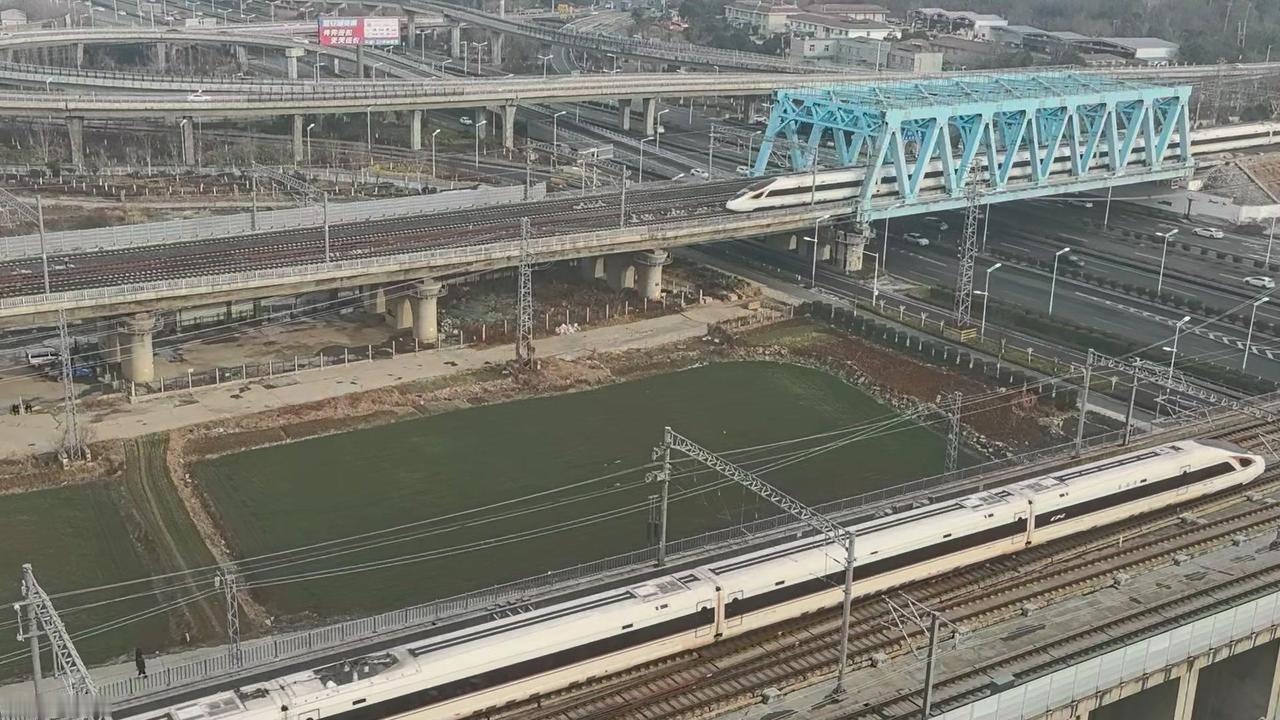 🚄在徐州东站偶遇两列16编组复兴号金凤凰，外观几乎一模一样，不仔细看完全分辨不
