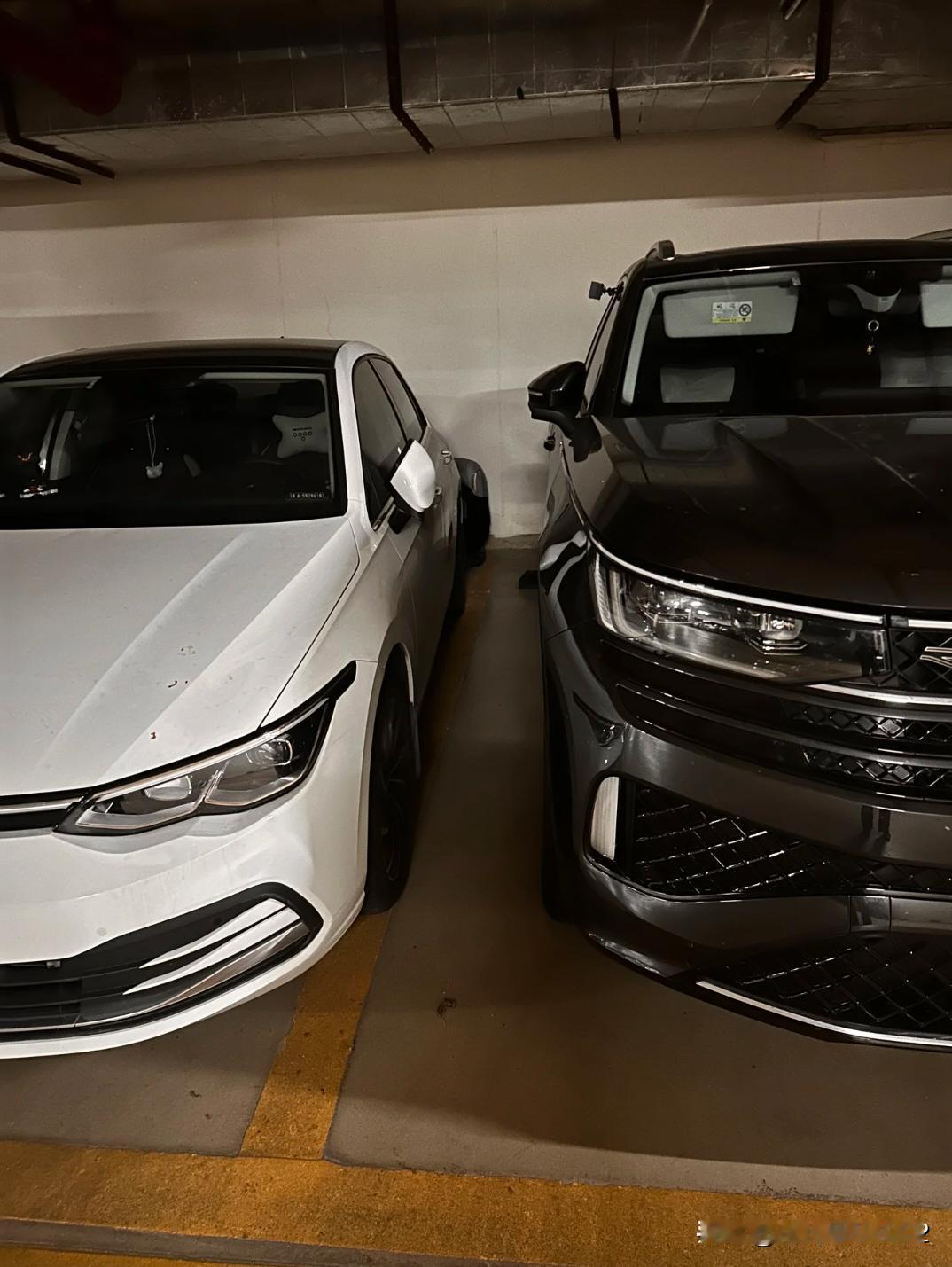 不与白车刁民论长短。白车女司机大姐每次停太近,都要压着线停。礼貌问白