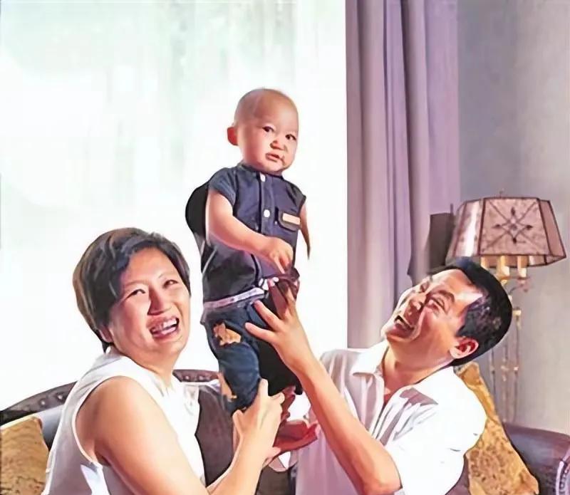赵宝刚48岁生儿子，现在儿子22岁。赵宝刚和妻子丁芯，两人1986年结婚，婚后