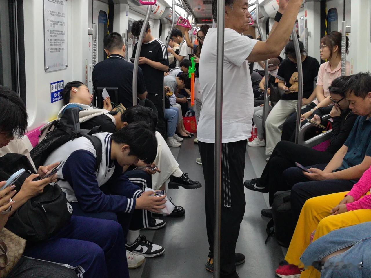 青岛地铁爱心座现状形同虚设，不如撤了，至少不打脸。青岛暖心公交青岛地铁