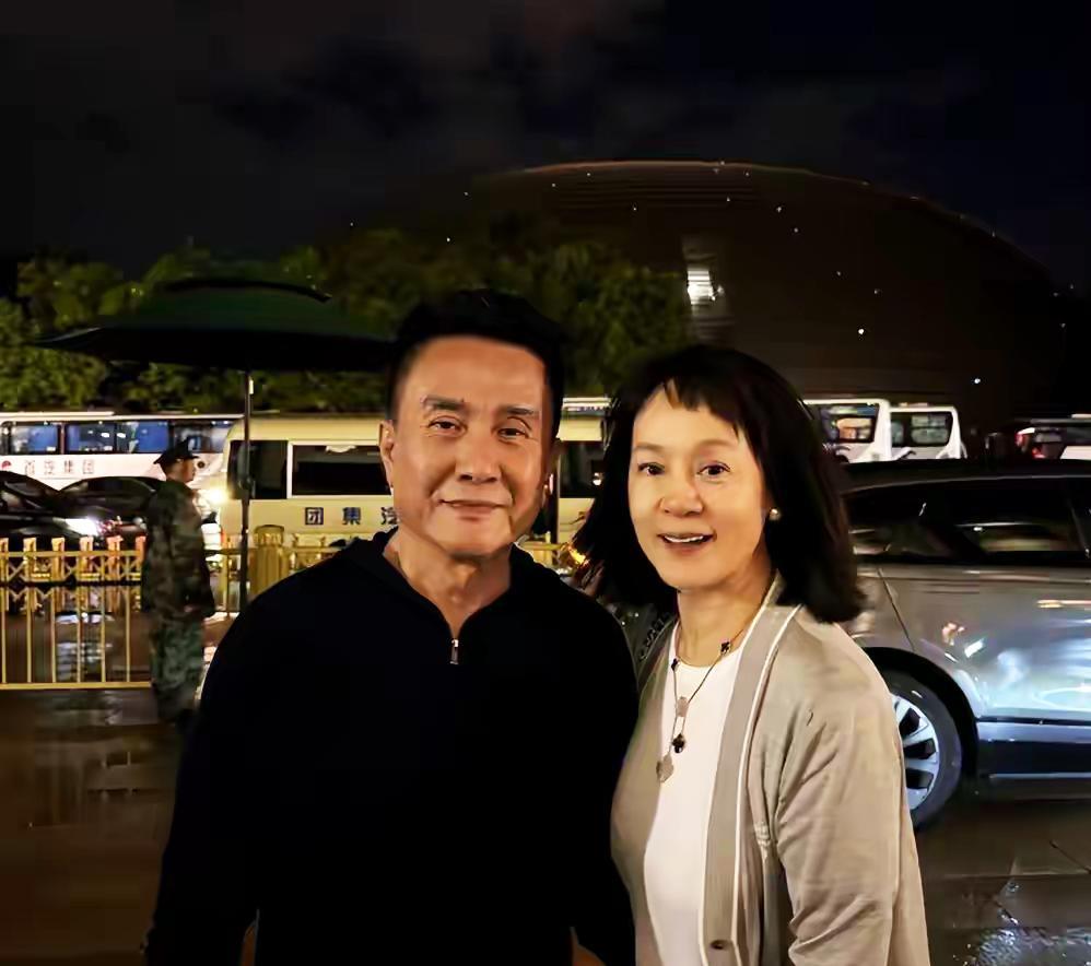 青岛网友偶遇张志坚夫妇，雨天共撑一伞太甜，豪宅细节被扒！[比心]有青岛网友9月