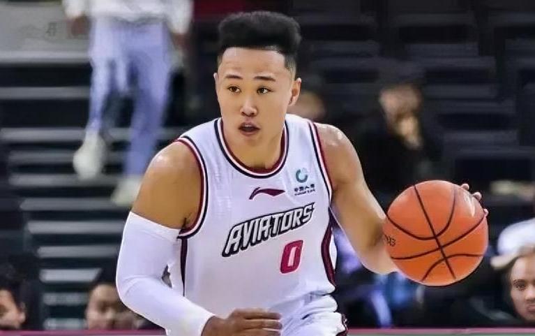 太强了，深圳111-86大胜吉林，这三位球员是赢球大功臣！1. 贺希宁：越挫