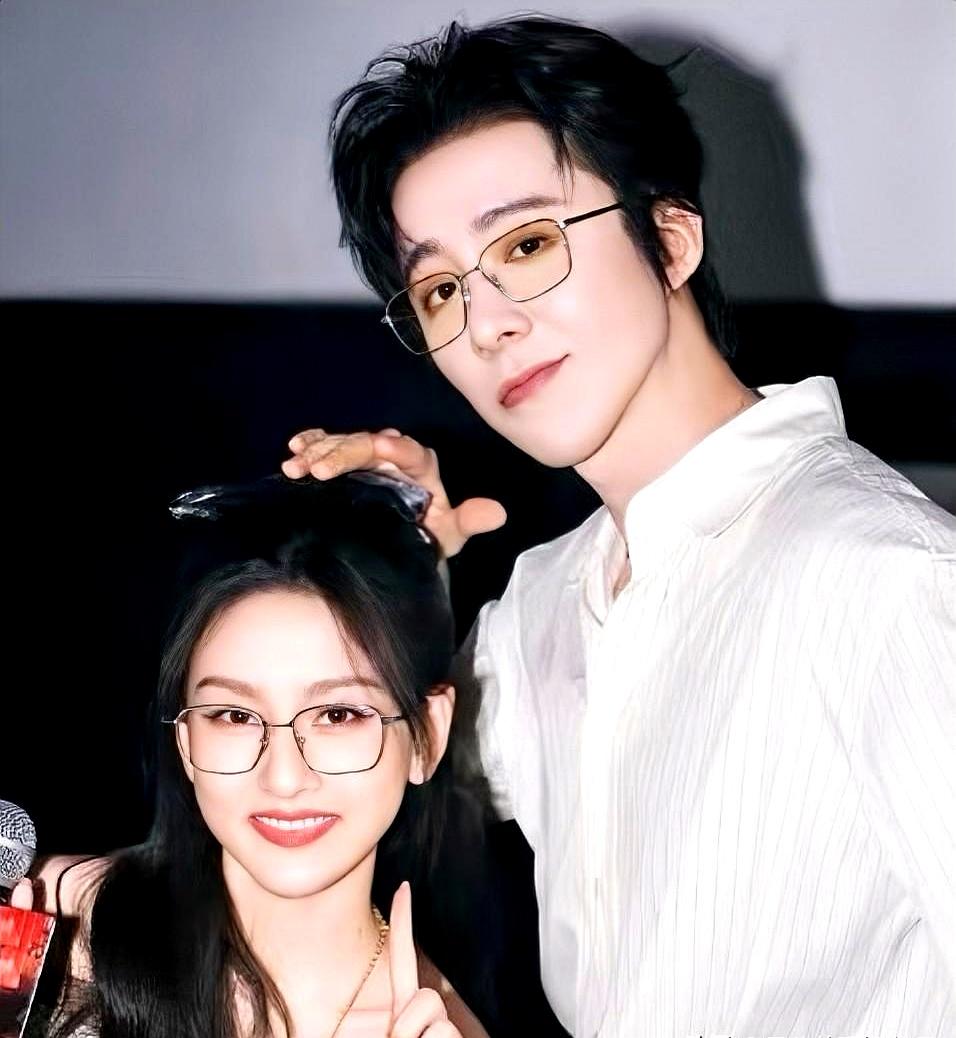 刘宇宁和宋祖儿，这对“兄妹”减肥都这么狠？！他俩拍照背景总撞一块儿，还真