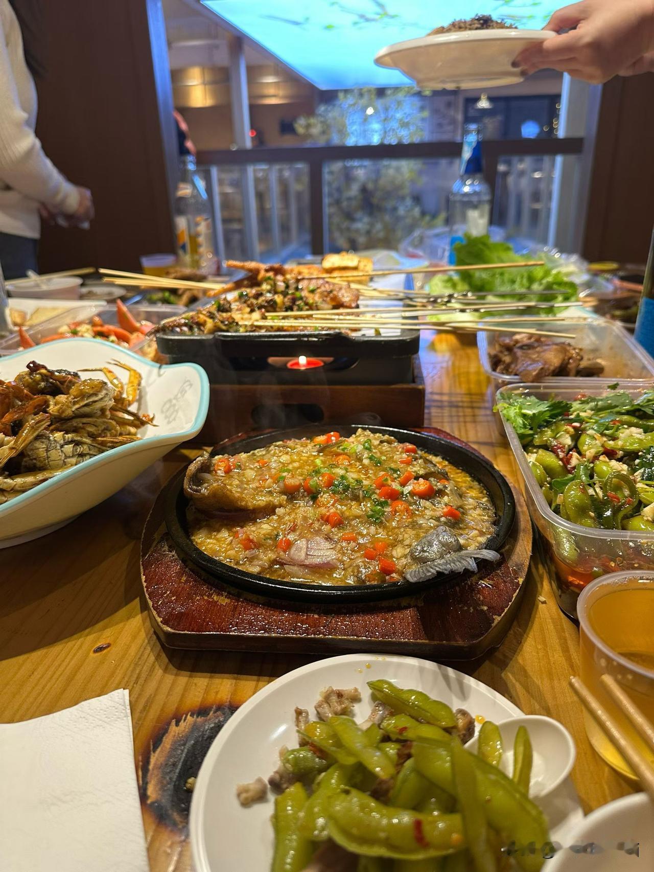 这顿晚餐应该还可以吧，古人云，四菜一汤，秀色可餐，如是也。突然想起一句话，找点时