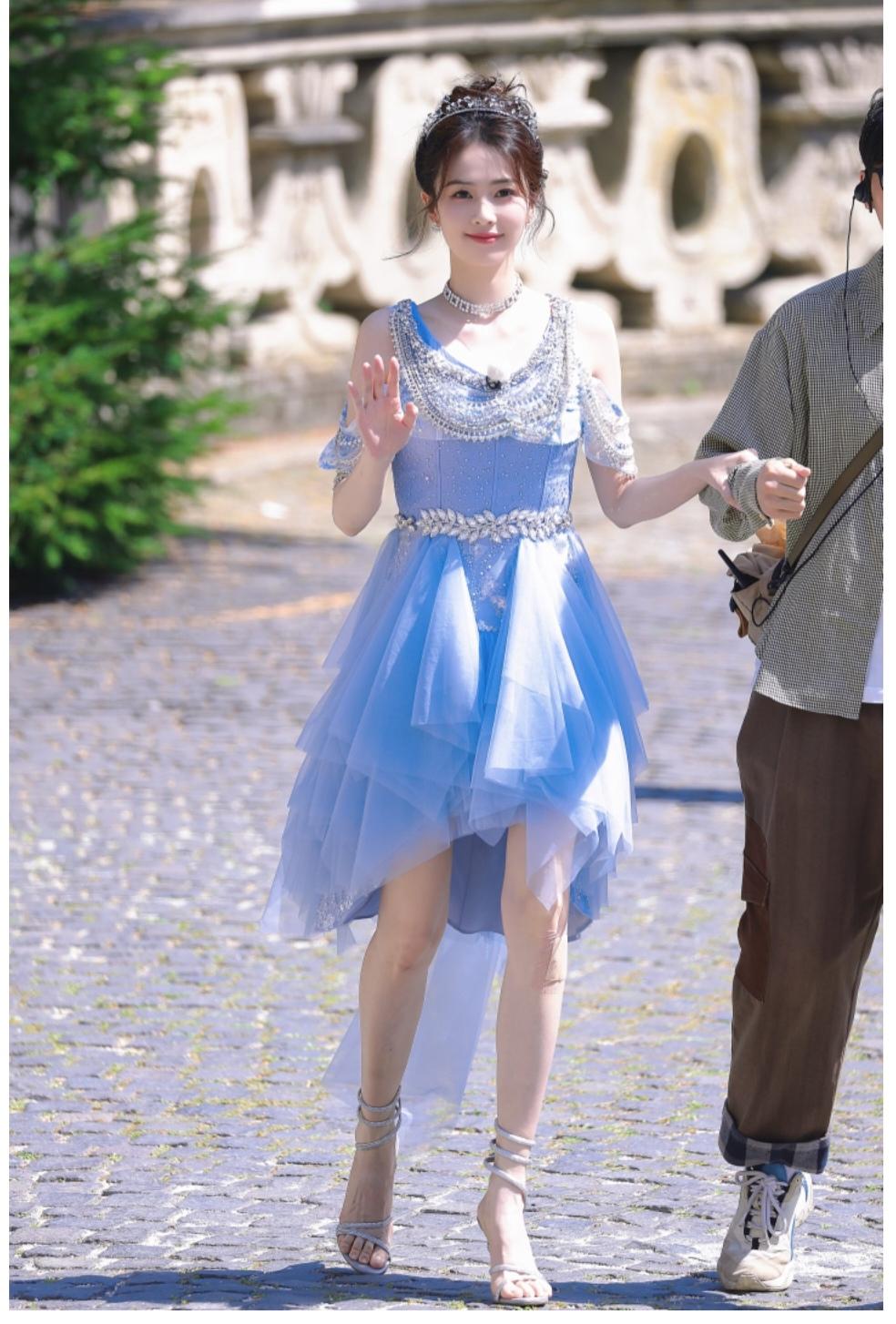 白鹿，这样的脚丫子才适合穿这样的凉鞋。