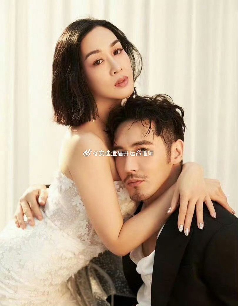 #钟丽缇报复张伦硕直播助眠#婚姻里，老妻少夫的组合，多些无伤大雅的打闹，反而能消解隔阂，让感情长久鲜
