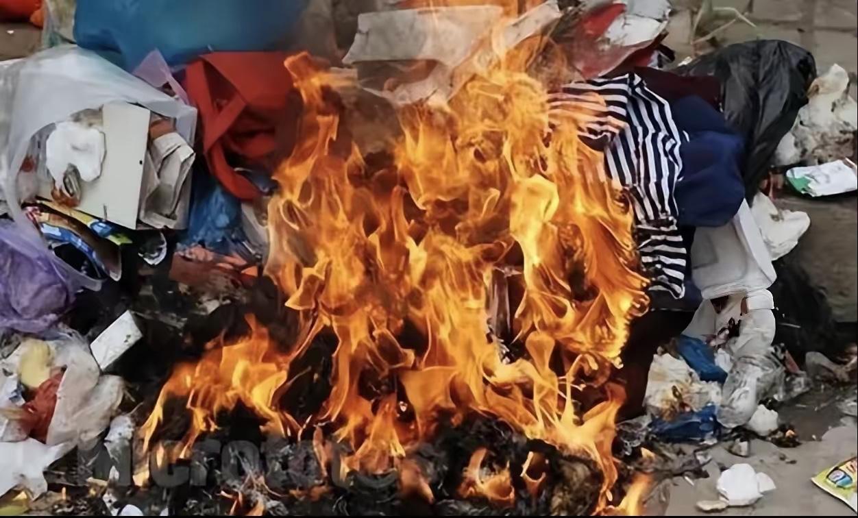 亲戚离世，男子去送葬，帮忙烧死者衣物时，竟稀里糊涂把自己的一件衣服给烧了，结果没