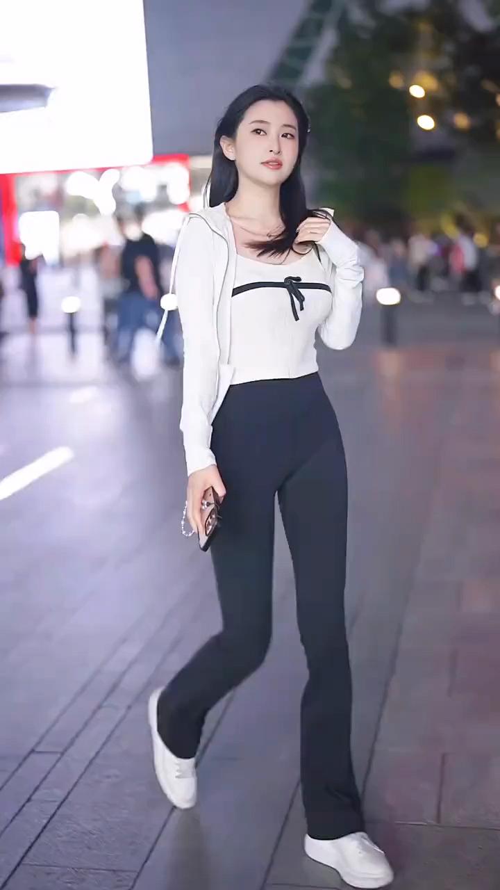 月色如水，步履轻盈。