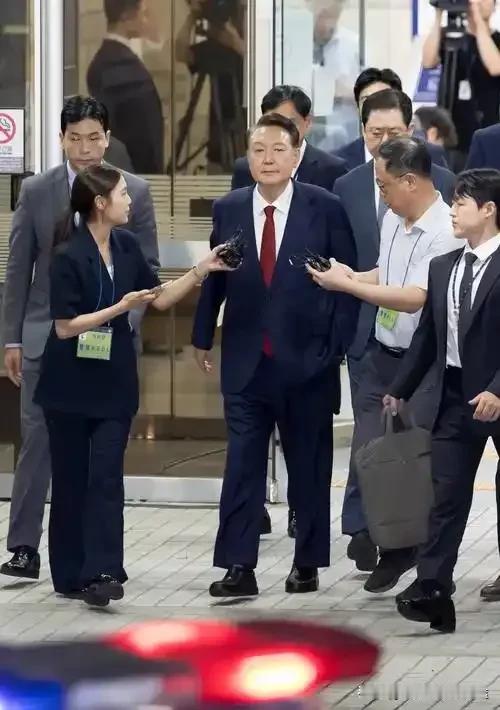 韩国前总统尹锡悦继续被关，背后真相惊人!韩国前总统尹锡悦继续被羁押这事。这可