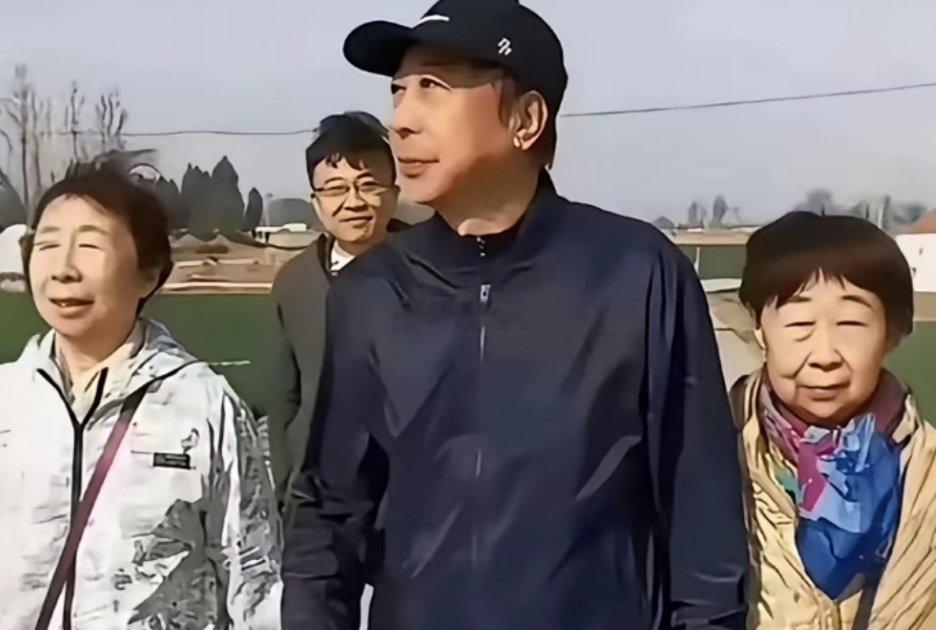 冯巩与两个姐姐回乡真是让人不得不感叹基因的强大！