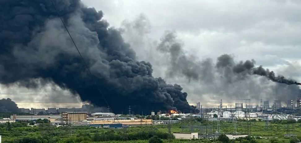 乌克兰总统弗拉基米尔·泽连斯基在电报频道上说：“今晚，我们的远程制裁再次波及莫斯