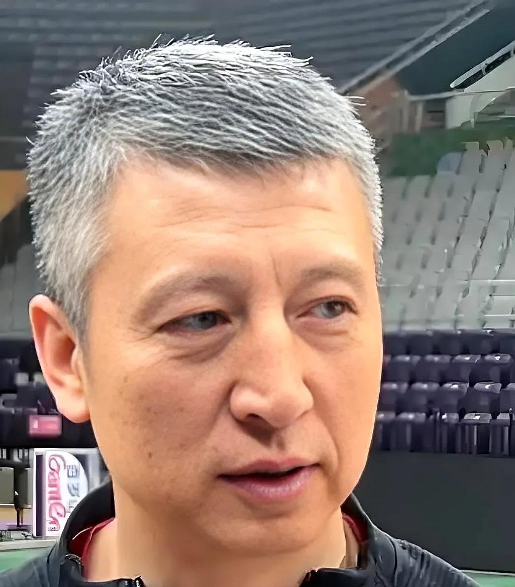 白发老叔老叔郭士强一辈子没有别的爱好，篮球就是他的命。