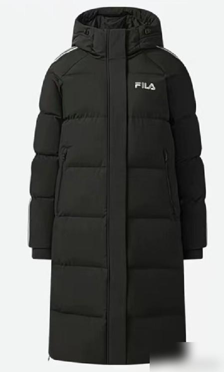 儿子儿媳小两口给我买了一件斐乐羽绒服，这是第一次给我买衣服。其实这件新羽绒服