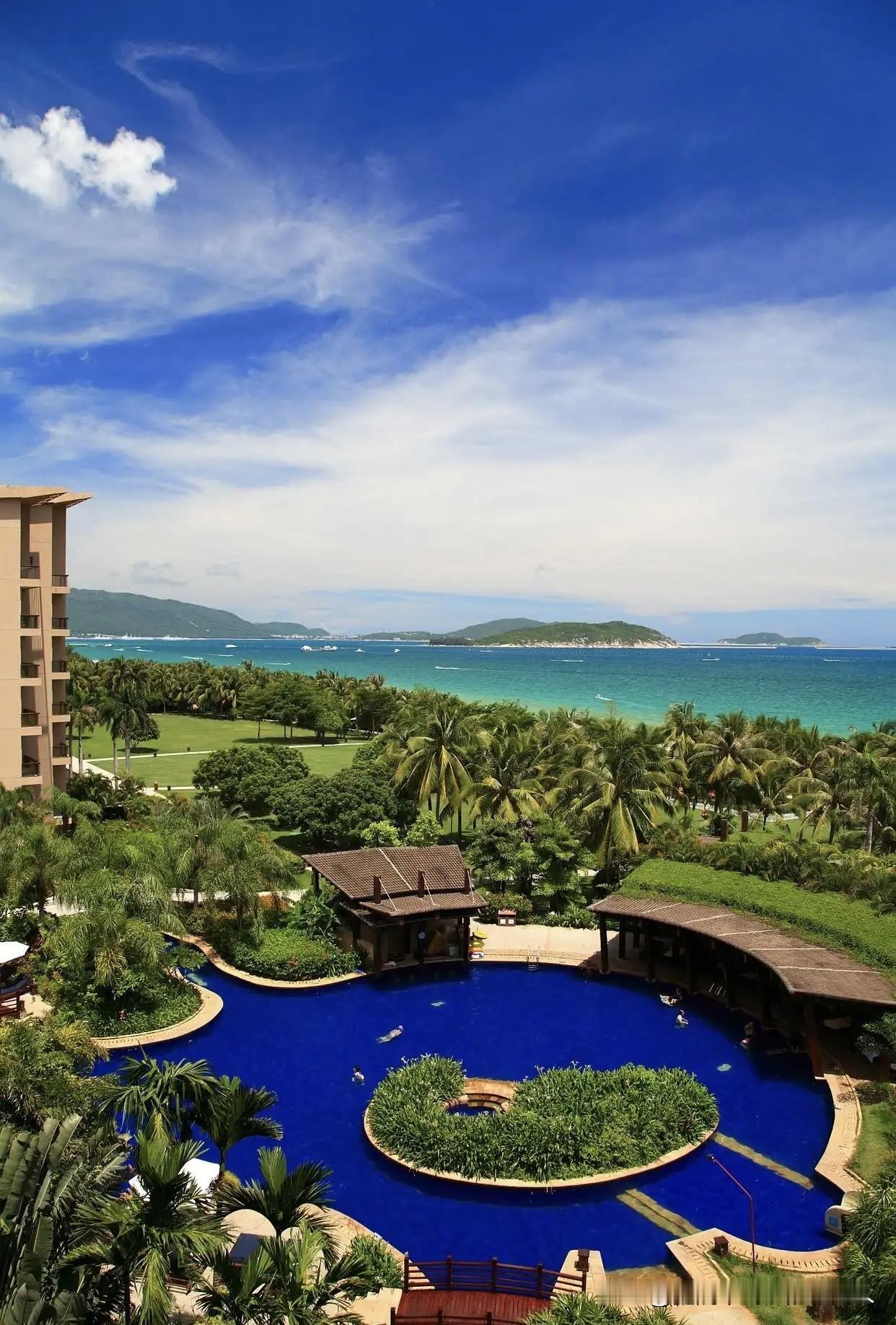 海南全岛封关的消息一出，我那十年前在海南买房的亲戚彻底扬眉吐气。过去十年，他在家