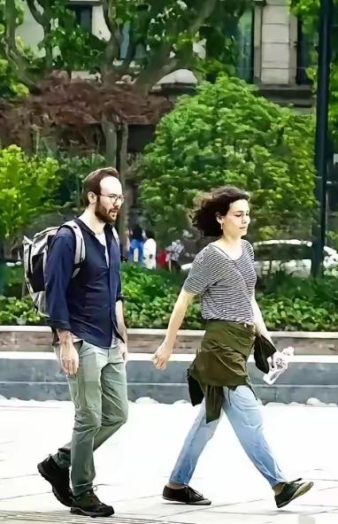 丢人现眼，两名外籍游客在成都宽窄巷子吃完饭，想直接开溜逃单。店主一拦就翻脸不认账