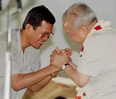 洪森当年把波尔布特推翻后，虽然手握三军大权，就是觉得身份尴尬，没有皇亲加持，让他