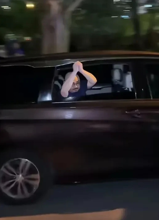 刀郎的一个举动，刀迷们泪目了。刀郎南宁演唱会结束了，刀郎下班了，坐商务车回宾