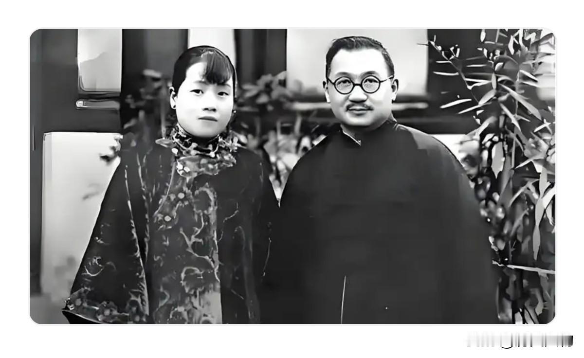 1970年代初，宋美龄来到纽约探望宋霭龄。姐妹二人相对而坐，宋美龄看着清瘦苍老的