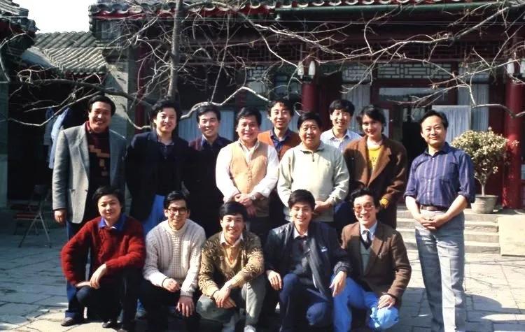 这张照片是相声大师马季于上世纪80年代带领的''相声小分队''在基层演出时的合影