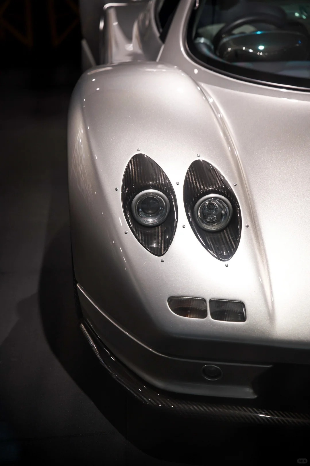 黑色背景下，帕加尼ZondaS这个颜色更高级了绝美车片